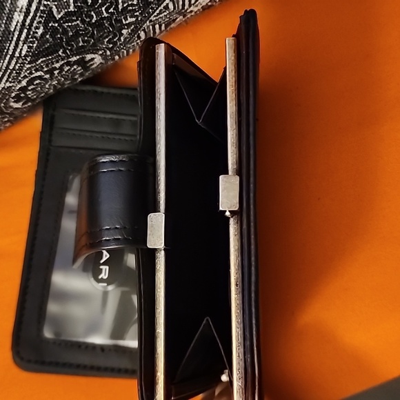 NWT Women Tahari wallet - Picture 6 of 9